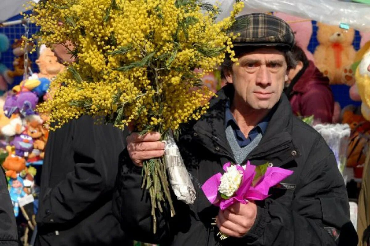 Я подарю тебе розы и мимозы слушать. Мужчина с мимозой. Мужчина дарит букет мимозы. Мужчина с букетом Мимоз.