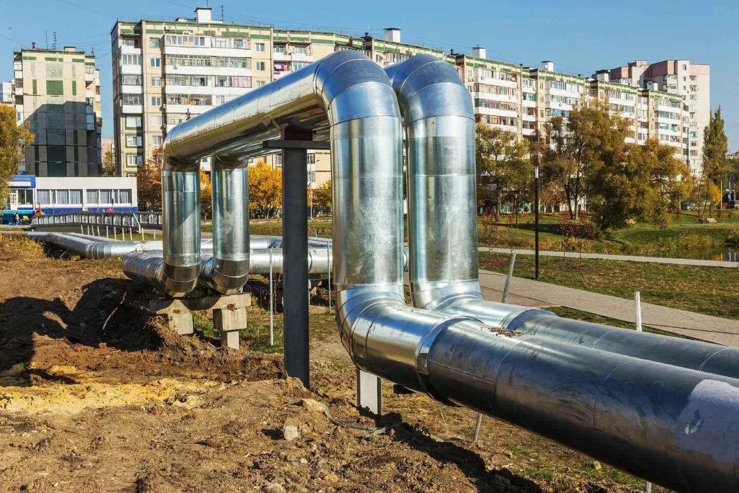 Теплотрасса в городе