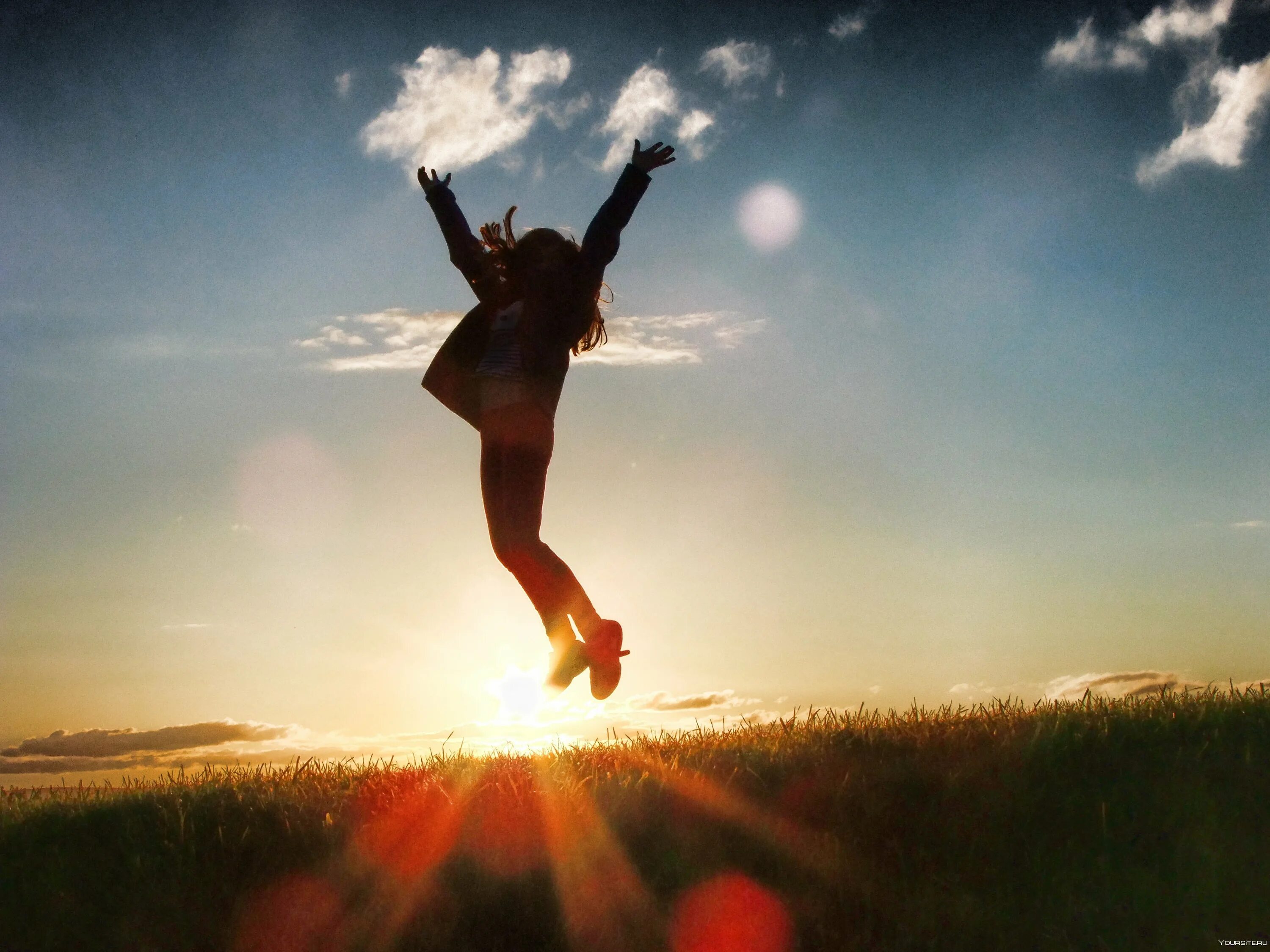 Мотиватор на день. Девушка в прыжке. Прыжок счастья. Счастье солнце. Радость жизни.