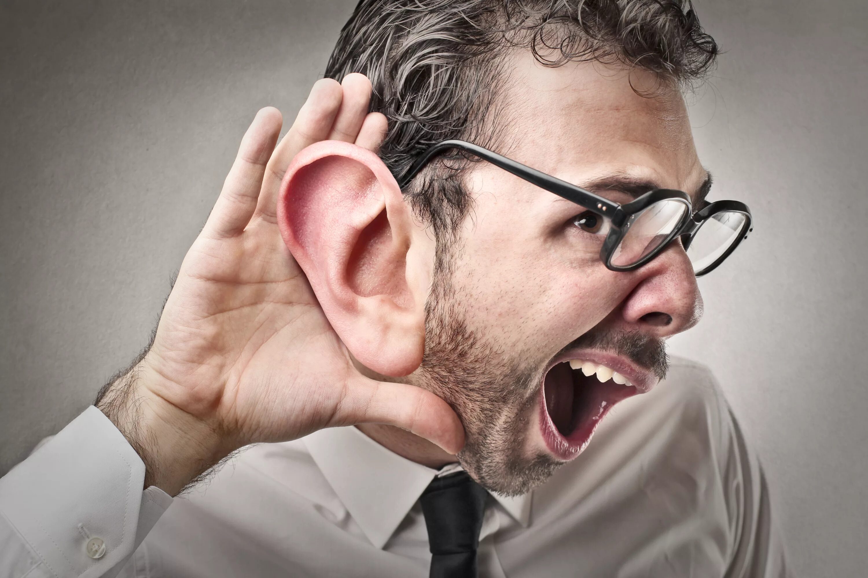 Плотный слышать. Человек не слышит. Человек прислушивается. Внимательно слушающий человек. Человек подслушивает.