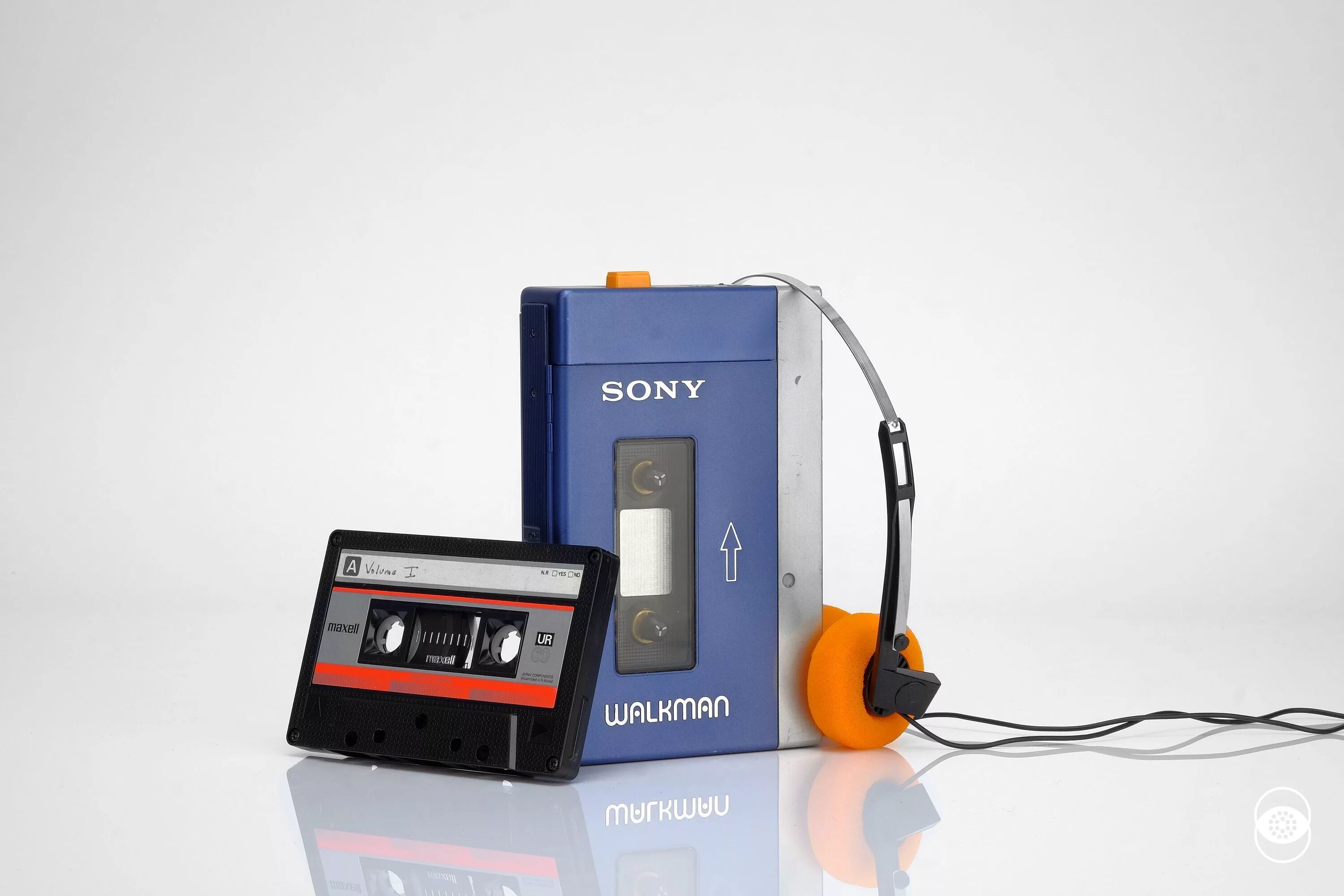 Два плеер. Sony Walkman TPS-l2 1979. Аудиоплеер Sony Walkman 1979. Sony Walkman TPS-l2. Кассетный плеер Sony Walkman TPS-l2.