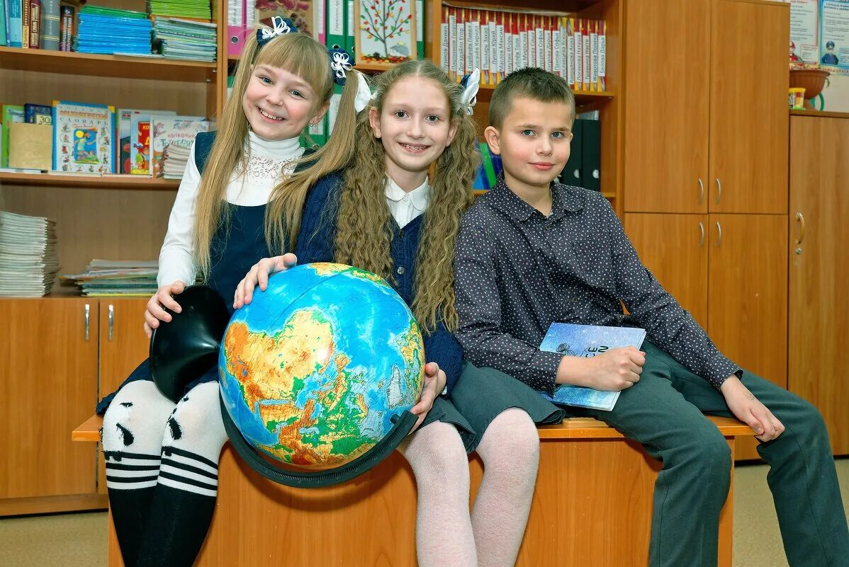 Выпускной в школе 4 класс. В начальной школе 4 класс. Школьная фотосессия в школе. Фотосессия начальная школа выпускной. Четвертый класс фото.