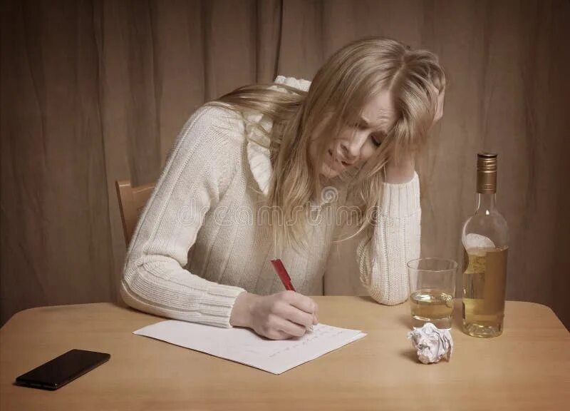 Если женщина пишет. Женщина пишет искусство. неграмотный человек пишет письмо. drunk woman cry. девушка пишет письмо и плачет.
