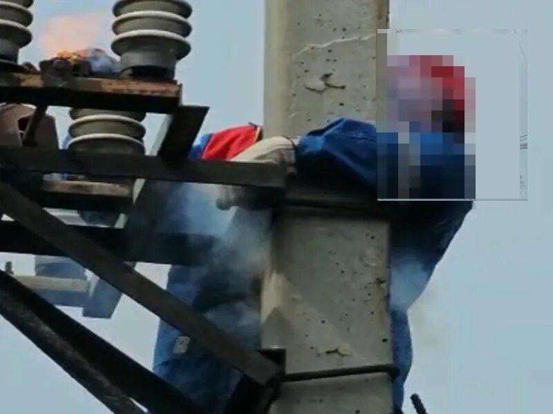 Поражение током высокого напряжения. Ударило током в трансформаторной будке. Трансформаторная будка в деревне. Трансформаторная будка (тр р 250). Напряжение фото.