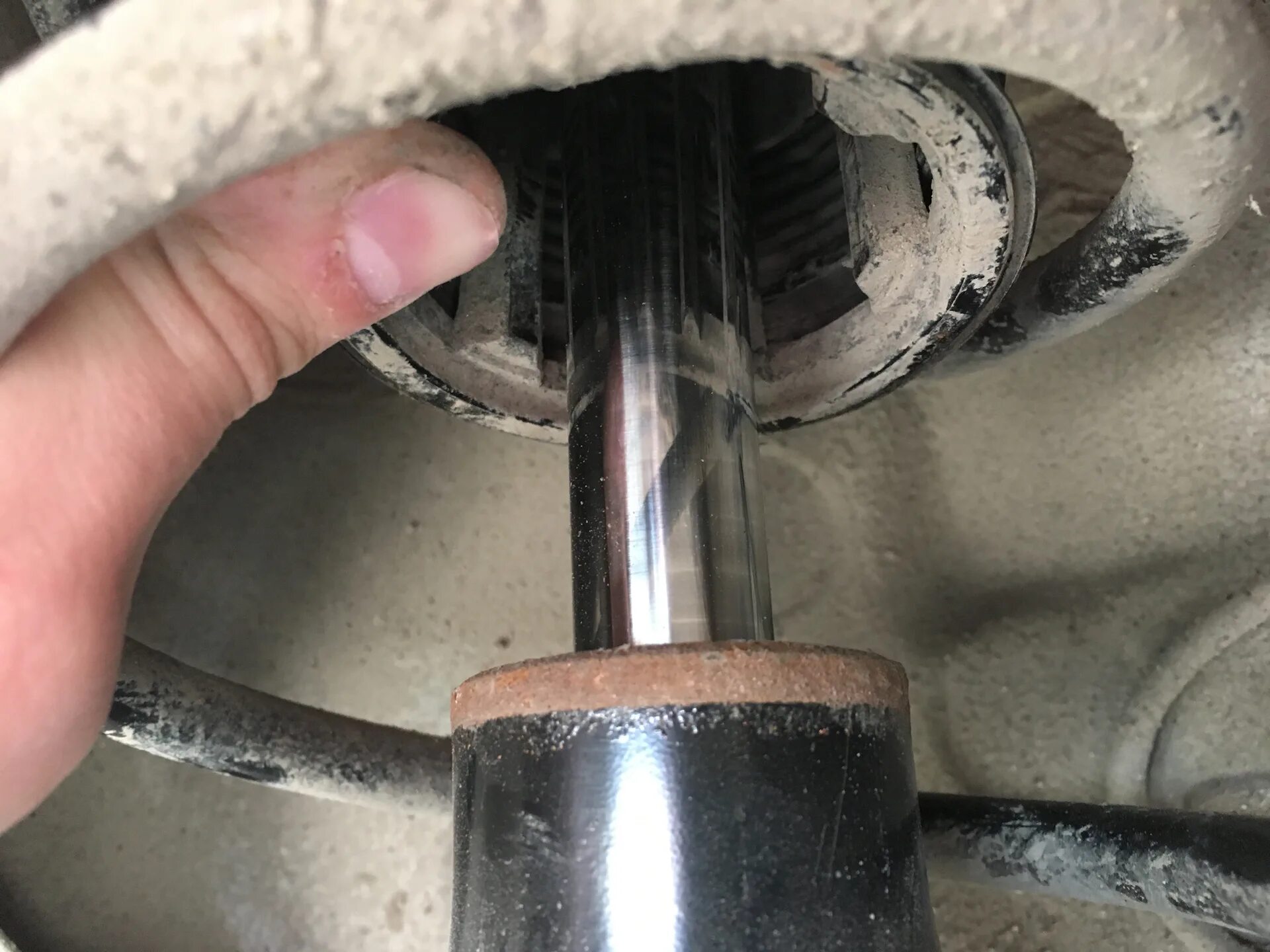 Подтеки рабочей жидкости амортизатор. Пыльники передних стоек фф2 рестайлинг аналог. Потекла передняя стойка рено логан 1. Калина 2 потекла передняя стойка. Сломанный амортизатор автомобиля.