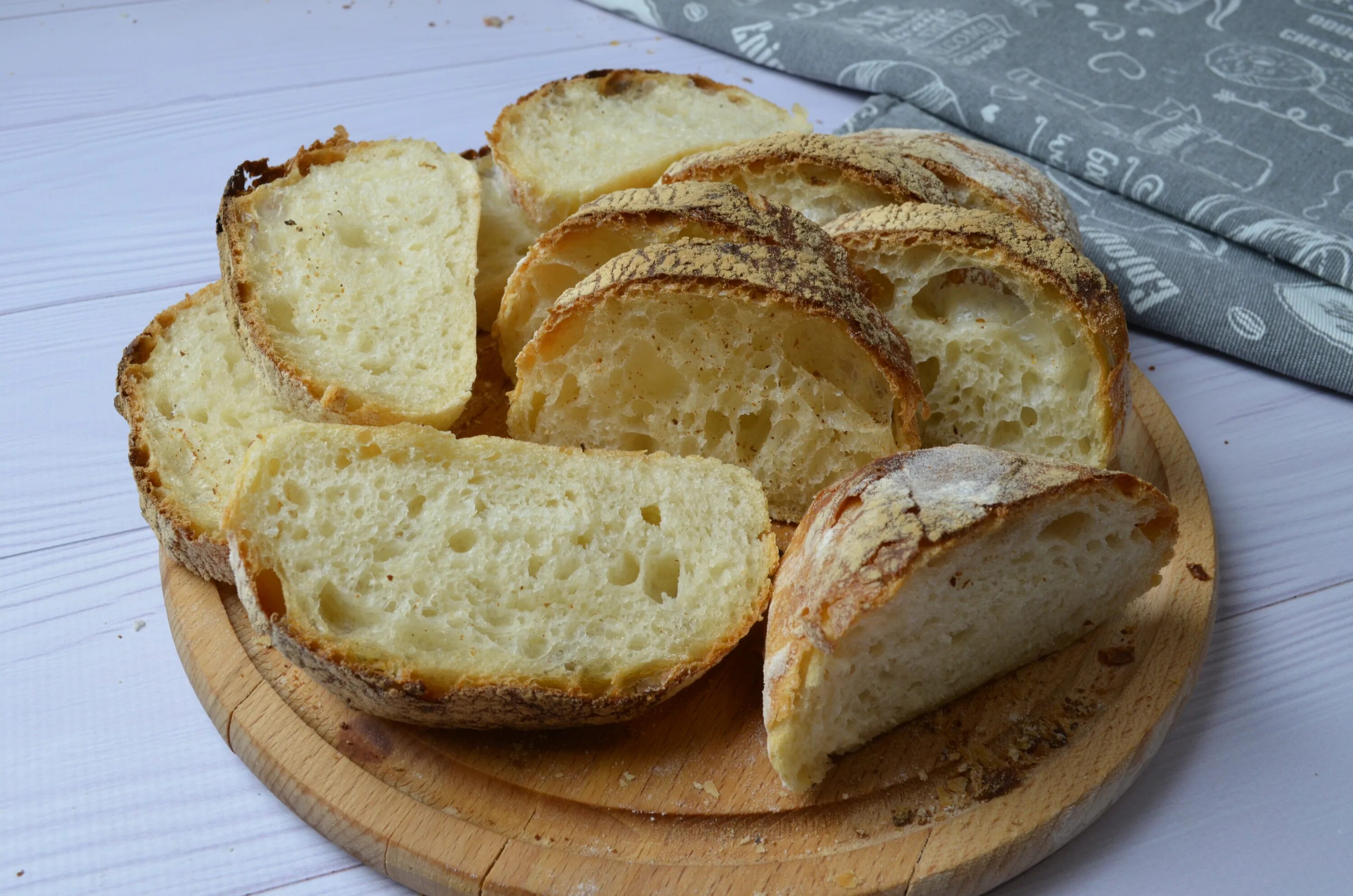 Простой хлеб на быстрых дрожжах. Дрожжи для хлеба. Домашний хлеб. Домашний хлеб на дрожжах. Хлеб дрожжевой в духовке.