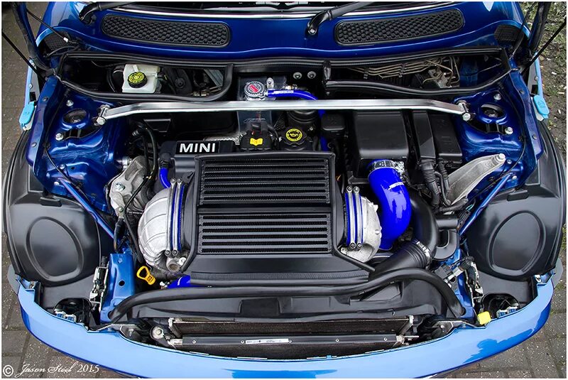 Какой двигатель в мини. Мини Купер подкапотка. Двигатель мини Купер s r56. Распорка Mini Cooper r53. Mini Cooper s 2007 аккумулятор.
