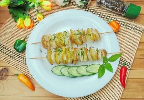 Картошка на шпажках в духовке
