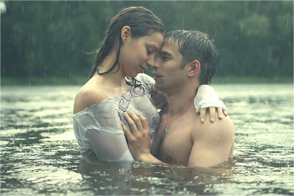 Extirosli kinolar o. Девушка и парень вваде. Влюбленные в воде. Поцелуй в воде. Мужчина и женщина в воде.