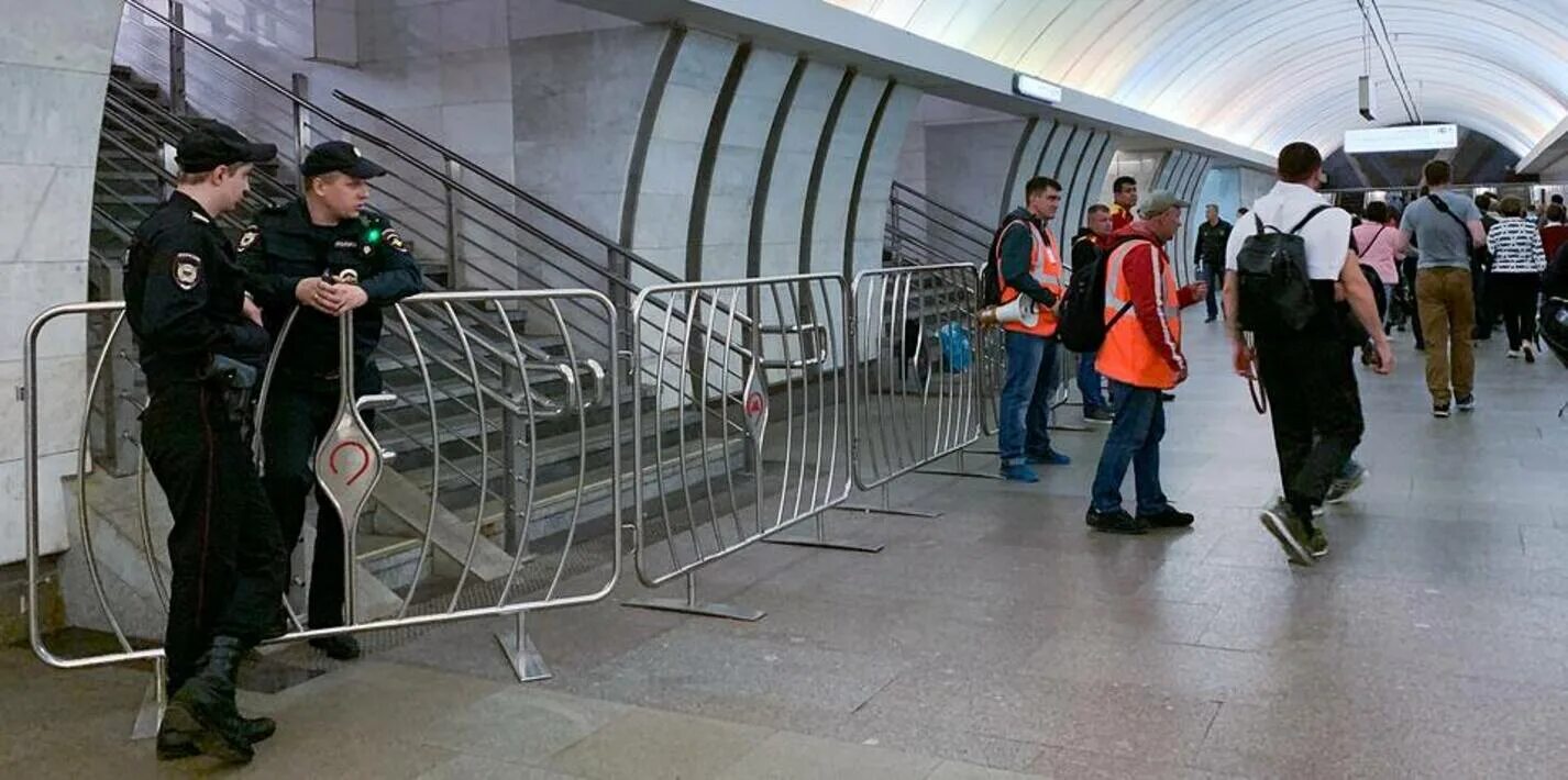 Задымление в метро. Станции метро в москве. Что случилось на станции спортивная сегодня. Петербургский метрополитен станция спортивная. Полиция в московском метро.