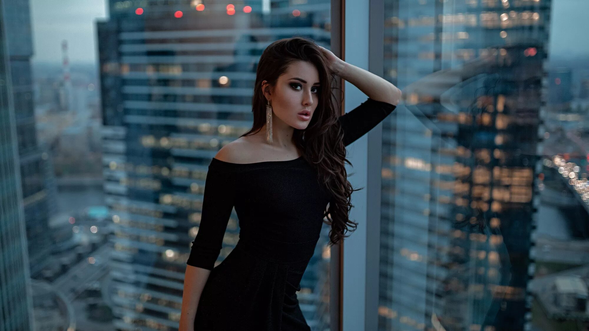 Brunette long. Девушка в черном платье. Дип Хаус. Брюнетки с длинными волосами в платье модели. Девушка, черное платье, небоскребы.