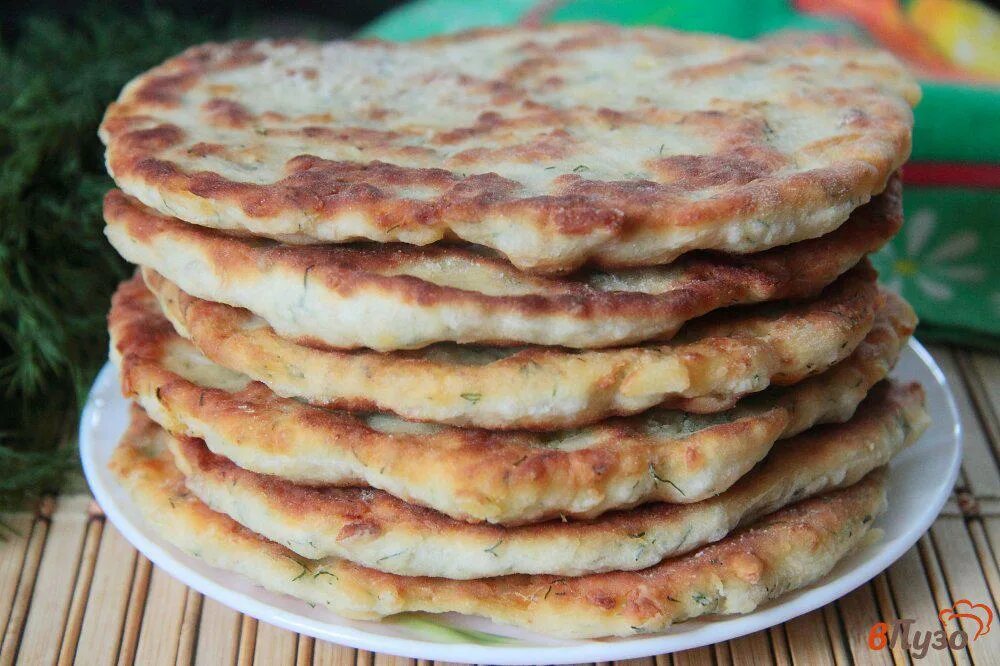 Пышные лепешки с сыром на сковороде. Лепёшки национальной кухни. германские лепешки. славянские лепешки. деревенские лепешки.