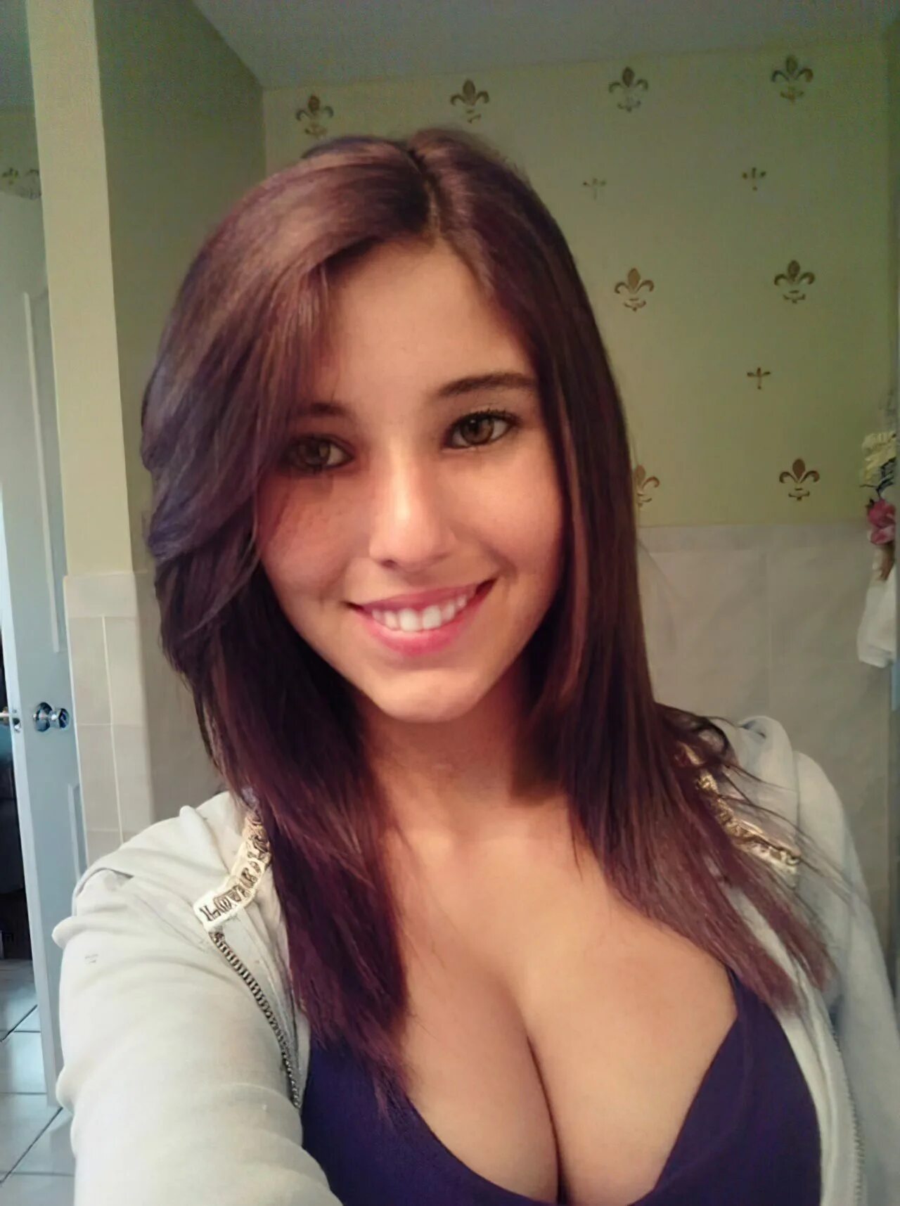 Angie Varona 14. Энджи Варона бюст.