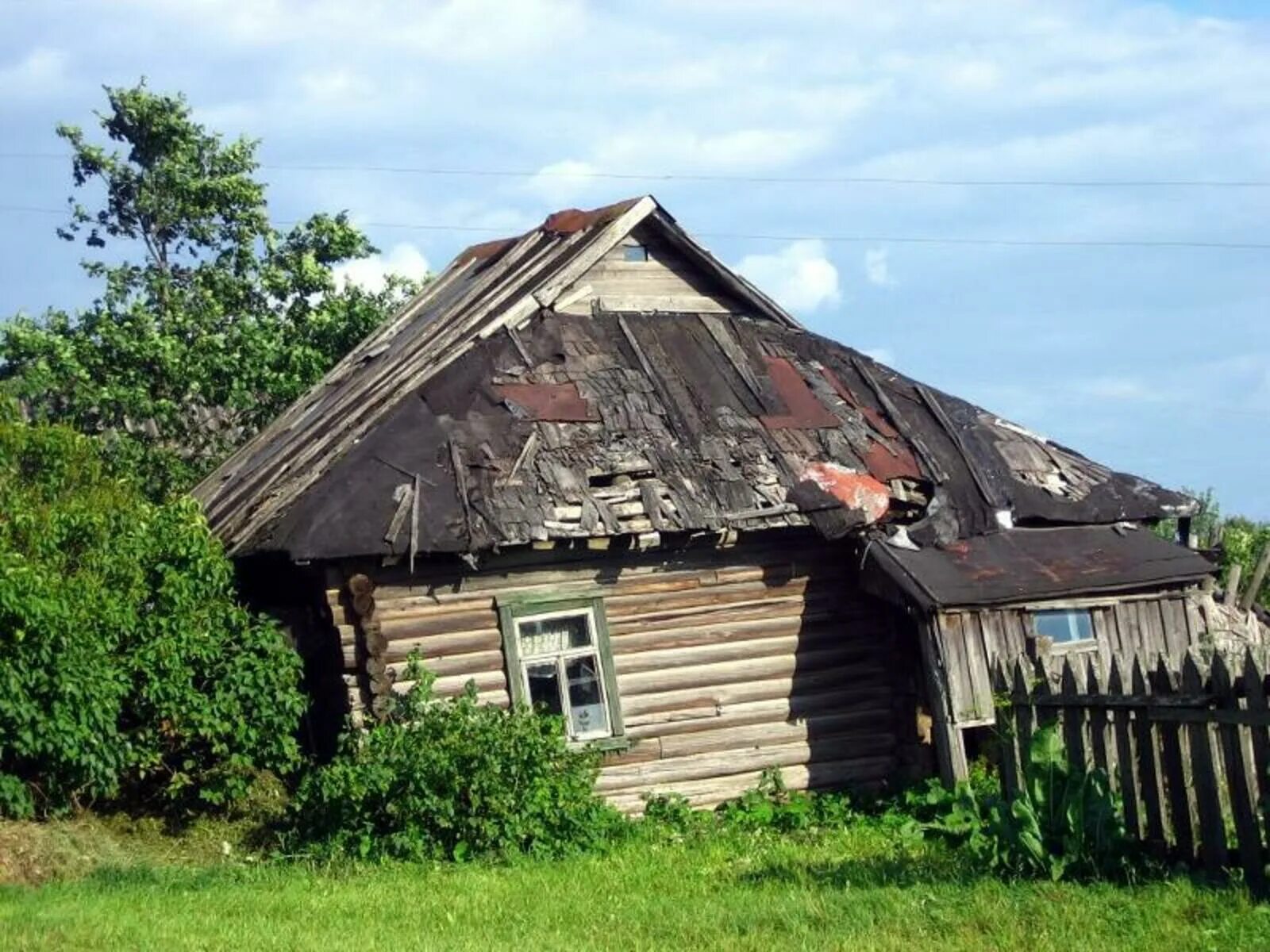 Первый снег в деревне. Покосившийся изложить. Развалившийся сарай. Заброшенный дом в деревне живопись. Покосившийся изложить.