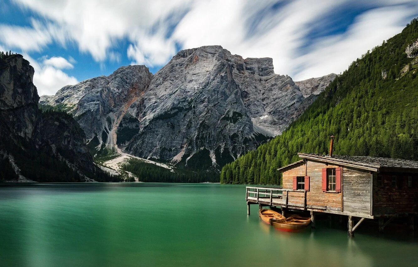 Горы домики озеро. Озеро Брайес. Доломитовые Альпы, Италия.. Лаго ди Брайес Италия. Южный Тироль озеро Брайес. Озеро Брайес Южный Тироль Италия.