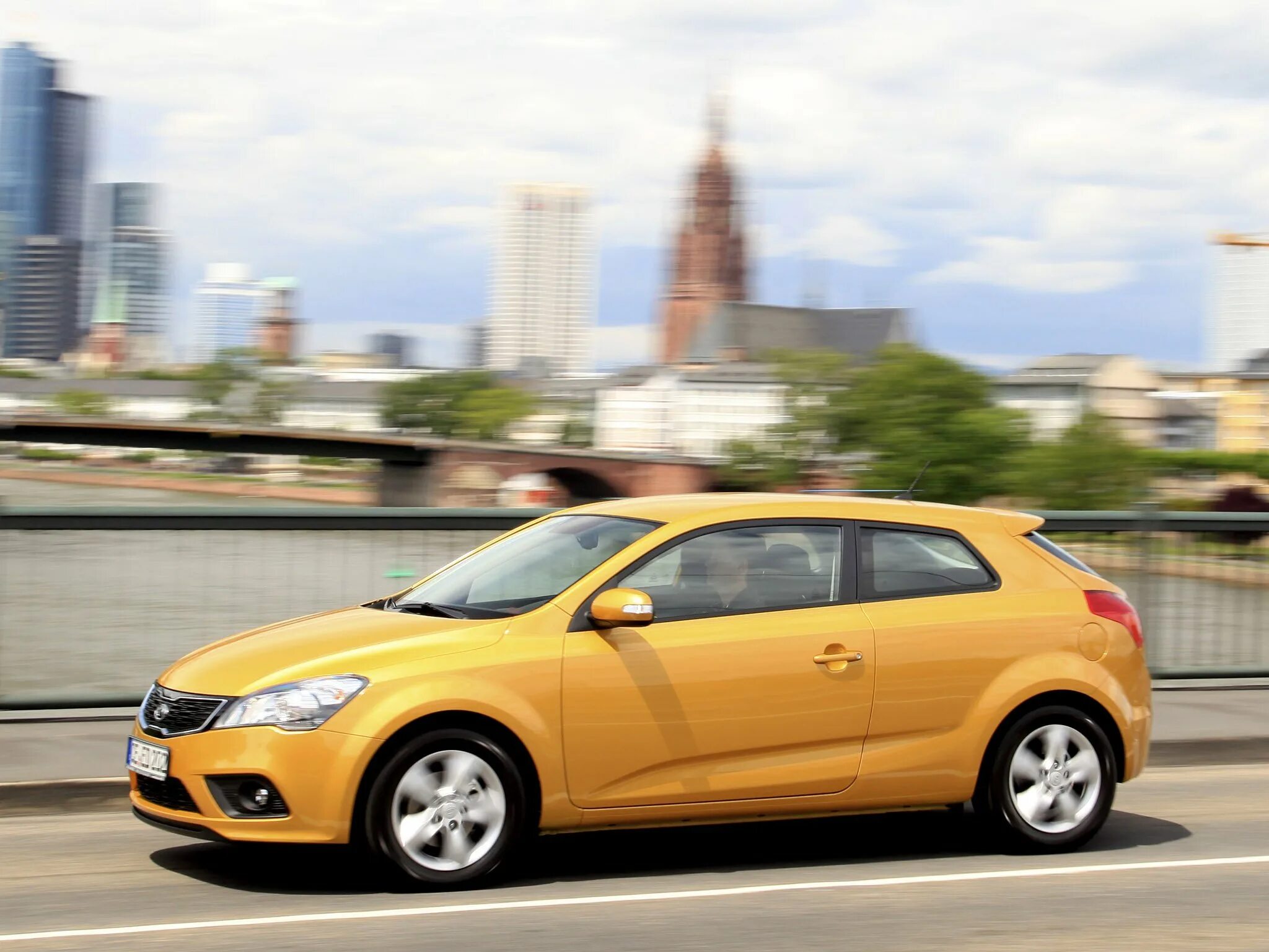 Hyundai veloster 2017. 3 дверный автомобиль. Honda crz hybrid. Mazda 2 купе. 3 дверный автомобиль.
