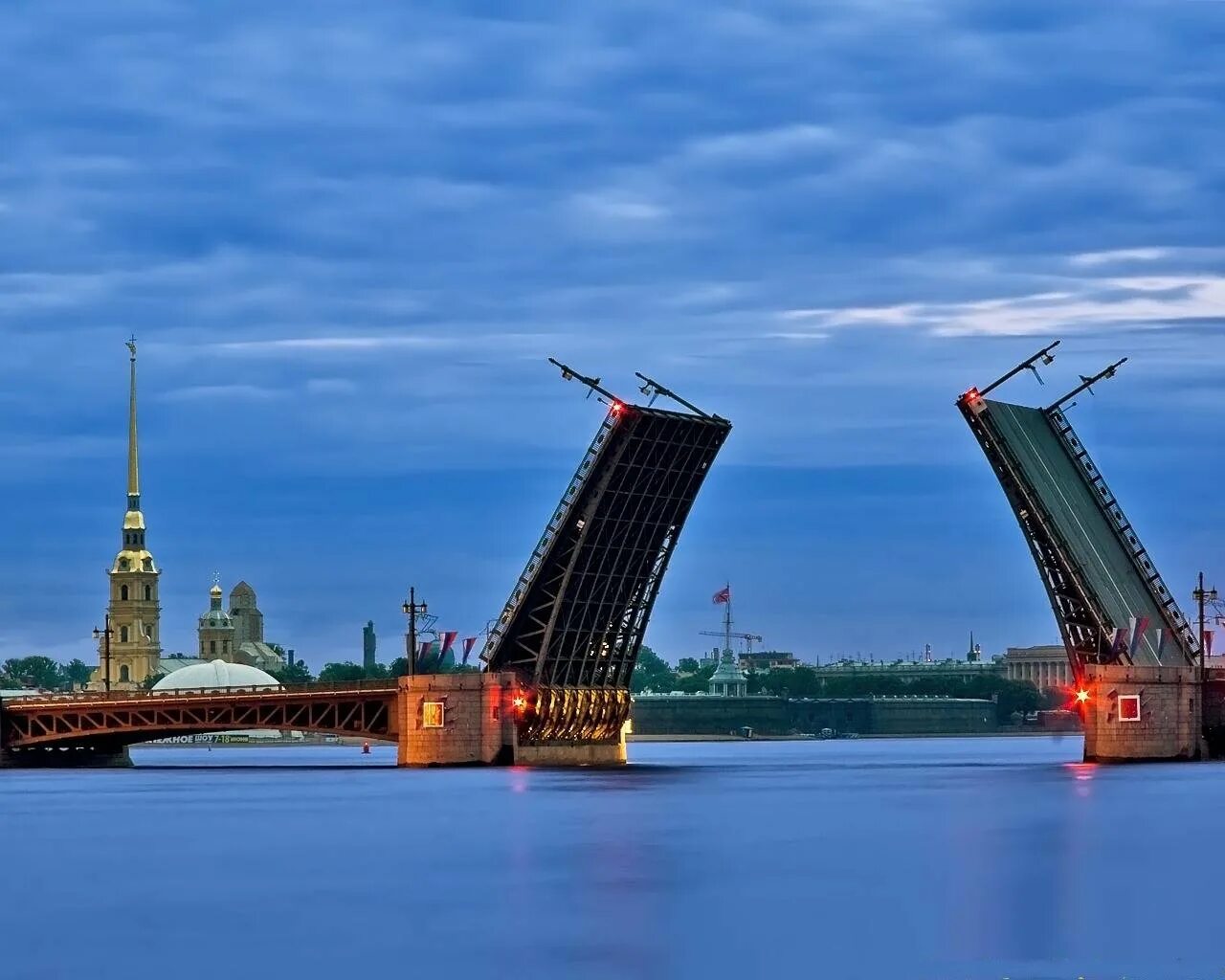 Дворцовый мост санкт петербург кратко. Белые ночи Санкт-Петербург мосты. Разводной мост в Санкт-Петербурге белая ночь. Белые ночи в Санкт-Петербурге Дворцовый мост. Разводные мосты СПБ белые ночи.