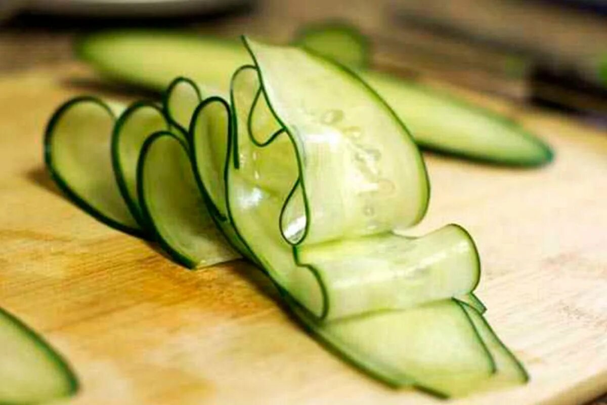 Нарезать слайсами. Нарезать слайсами. Нарезка картофеля кружочками. Картофель нарезанный слайсами. Кабачки тонко нарезанные.