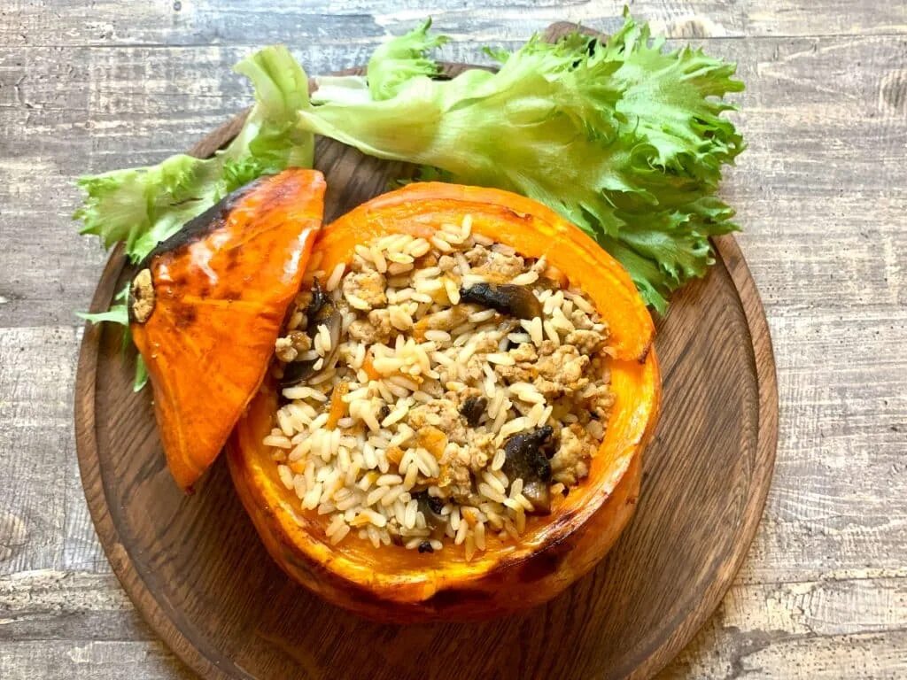 Тыква с фаршем и рисом. Тыква запеченная с рисом и грибами. тыква с рисом и фаршем. запеченная тыква с индейкой и грибами. индейка с тыквой и грибами в духовке.
