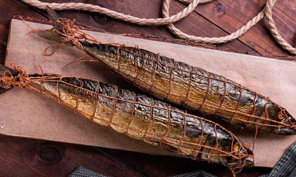 Сколько коптится скумбрия горячего. Скумбрия горячего копчения. рыба горячего копчения скумбрия. скумбрия копченая. скумбрия горячего копчения в домашних.