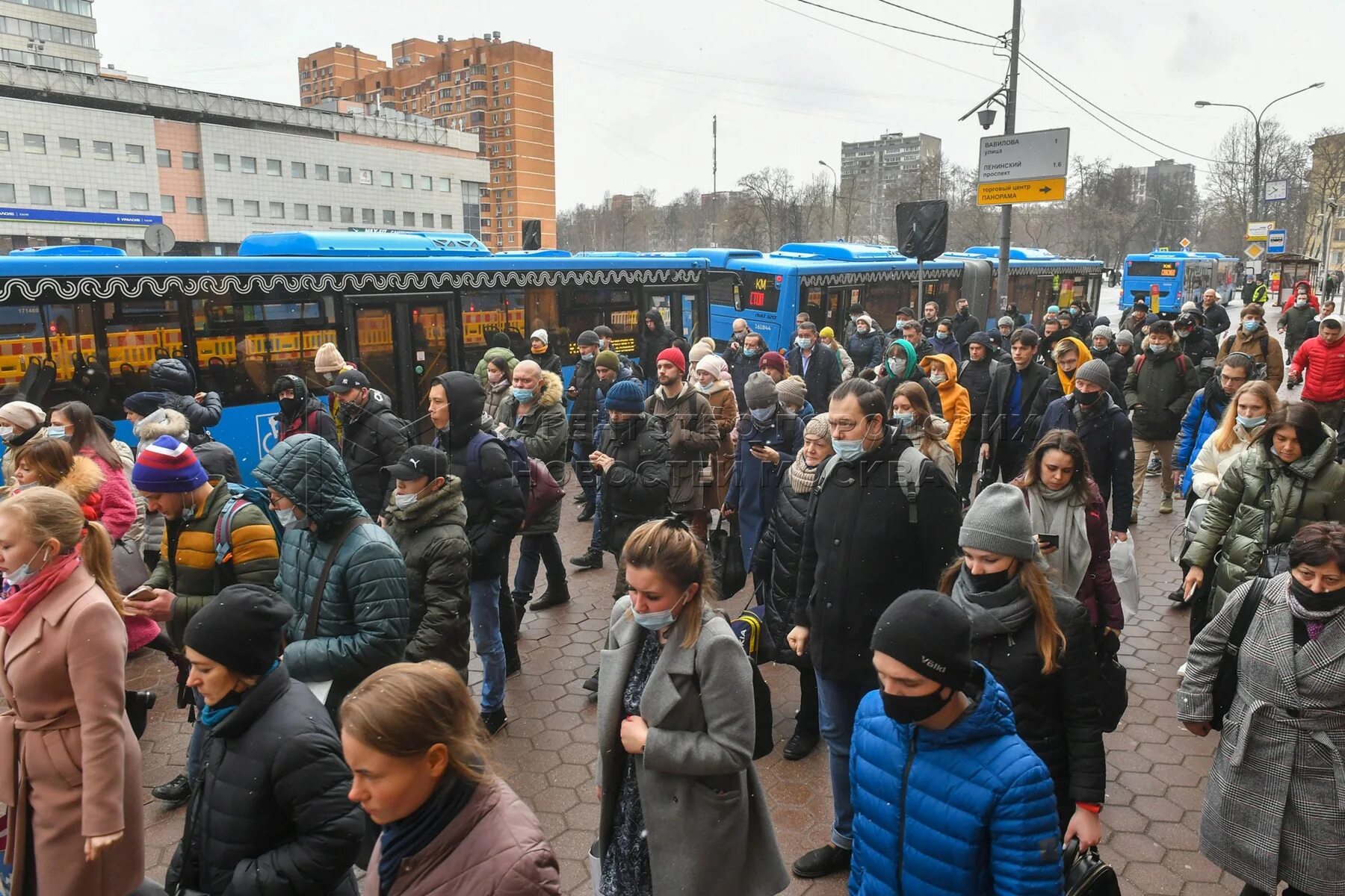 Последние события в Москве. Массовое скопление людей в очереди Россия. Массовое скопление людей в транспорте. Что происходит в Москве. Московский твориться