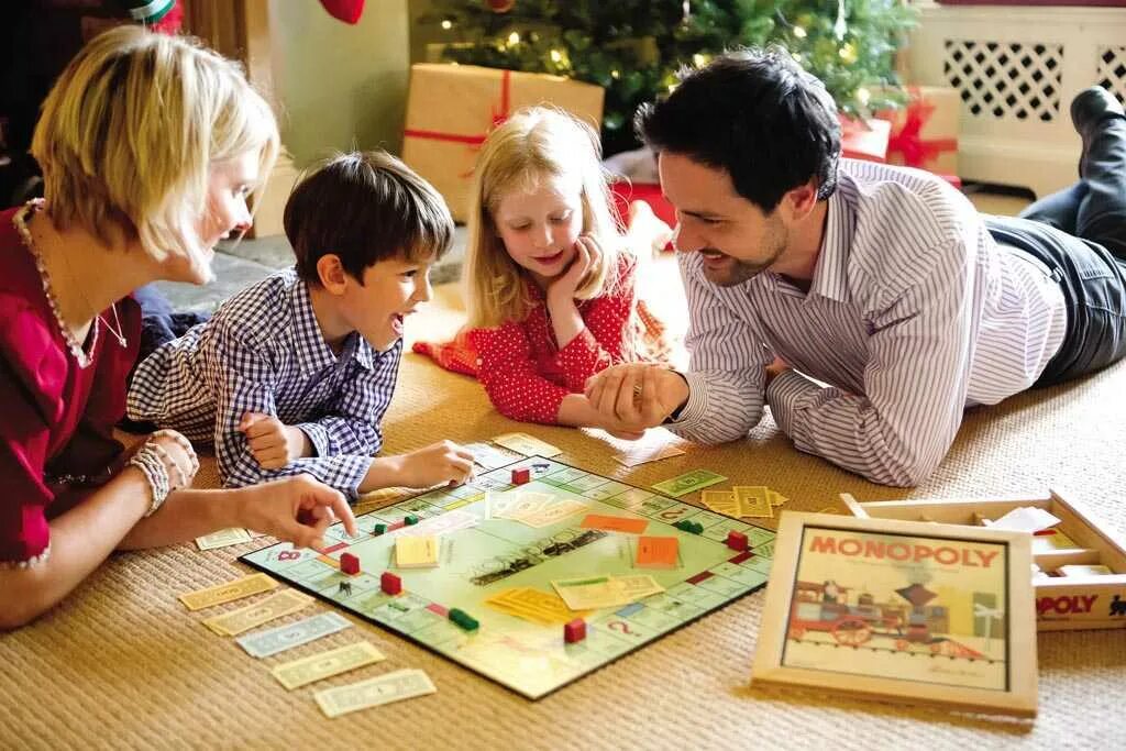 Игры дома за столом. Настольные игры для всей семьи. Настольные игры для детей. Интересные занятия. Настольная игра «о семье».