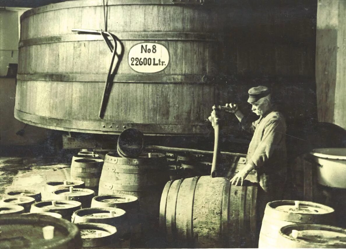 Пивоваренный завод в Германии старейший. Пивоварня в Англии 19 век. Пивоварни 19 века в Германии. Пиво 19 век. Старинная пивная