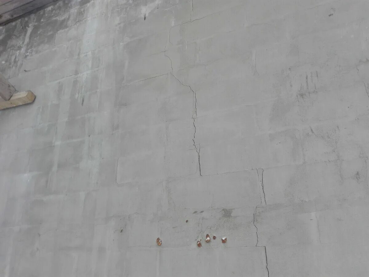 Вертикальные трещины в газобетоне. Усадочные трещины в газобетоне. Трещина в стене из пеноблоков. Трещины в стенах из газобетона.
