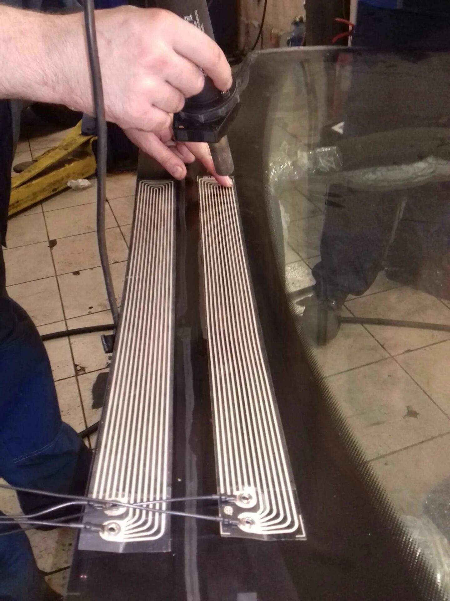 Как сделать обогрев стекол своими руками. Нити обогревателя заднего стекла. Подогрев лобового стекла ваз 2110. Как сделать обогрев стекол своими руками. Лобовое стекло ваз 2110 с подогревом зоны дворников.