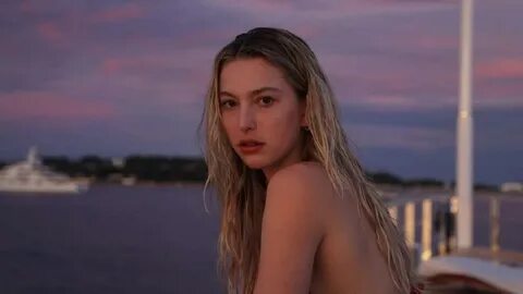 Әйел ер адамды жыныс мүшесінен ұстайды