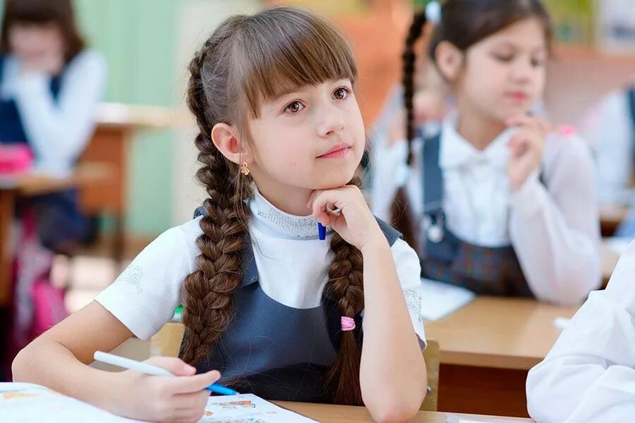 портрет старшеклассника. иллюстрация первоклассники в школе. класс с учениками. для детей 3 класса. школьный класс с детьми.