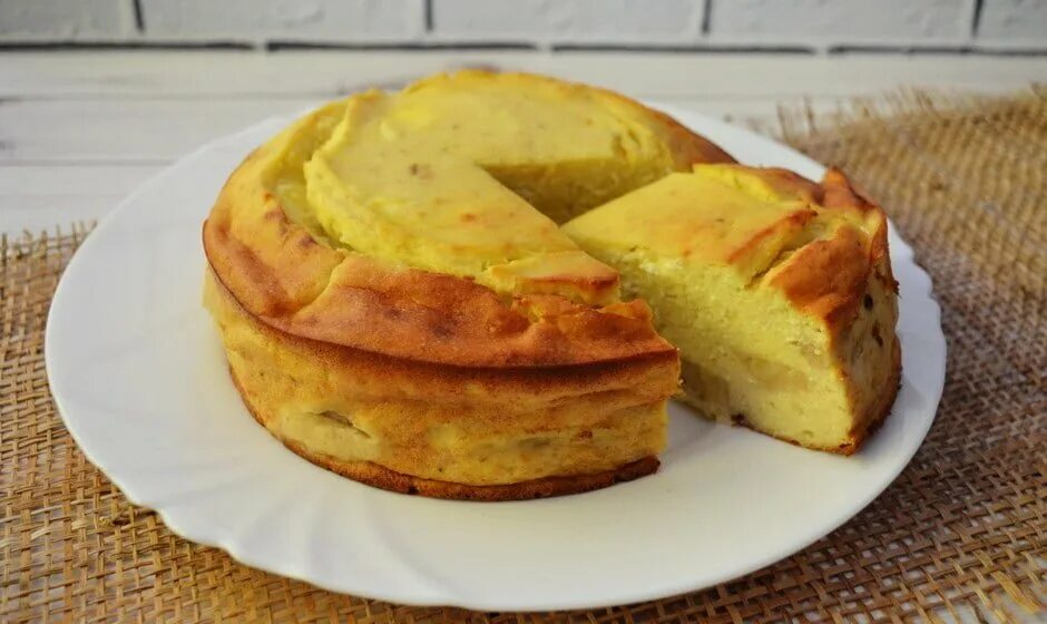 Запеканка с бананом и творогом. Творожно-банановая запеканка. Творожно банановая запеканка рецепт. Творожно банановая запеканка рецепт. Запеканка с бананом и творогом.