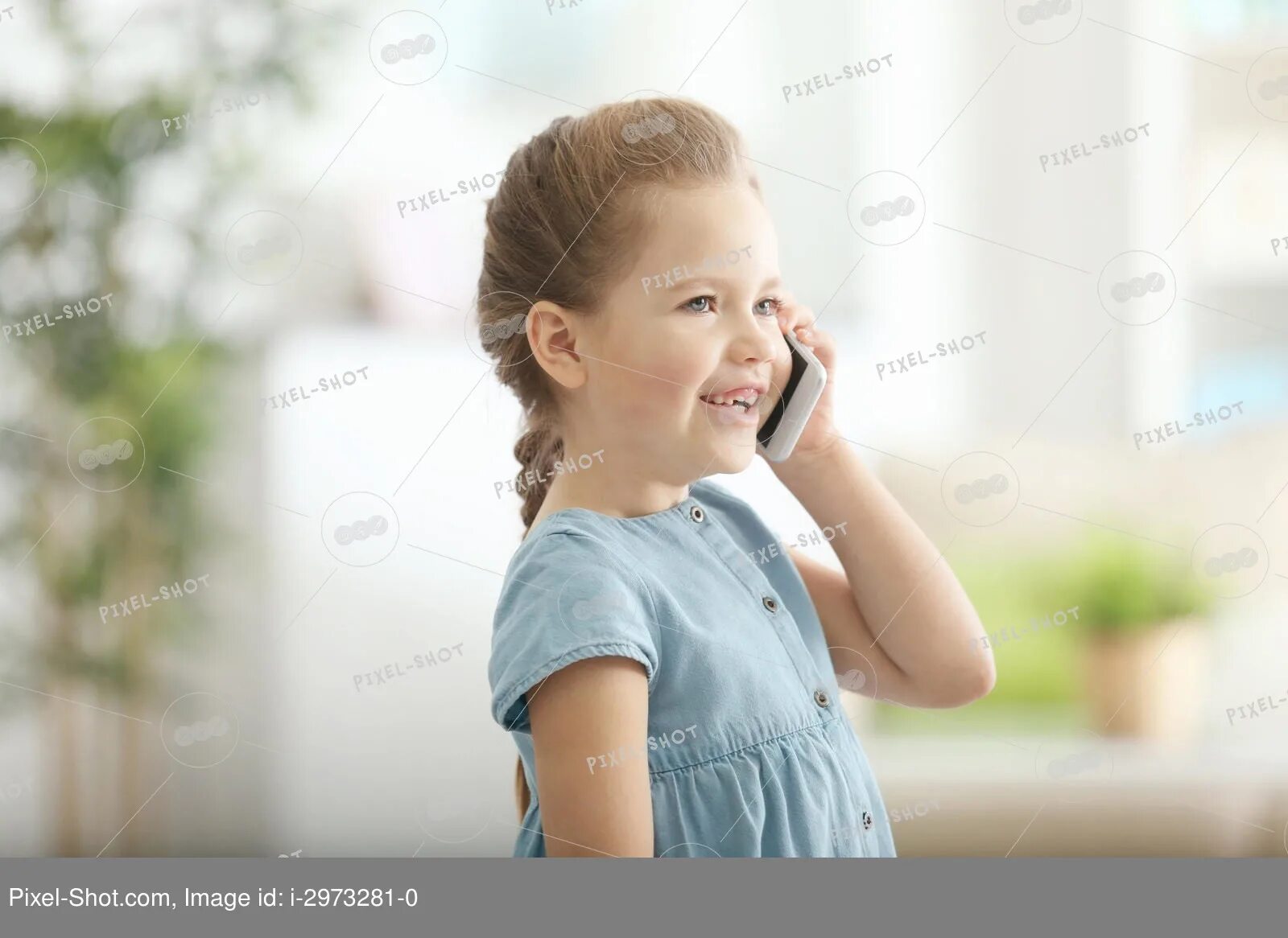 Маленькая девочка говорит а. Kind на белом фоне. Ребенок говорит. Маленькие девочки болтают. Маленькая девочка говорит по телефону.