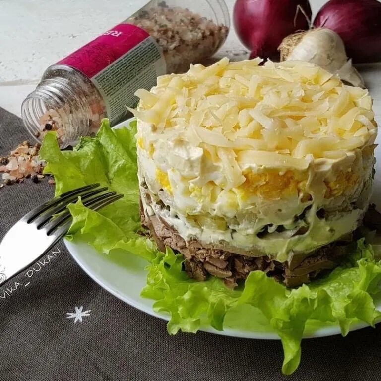 Салат слоёный Печёнкин. Слоёный салат с курицей. Слоёный салат с курицей и грибами. Слоёный салат с копчёной курицей и грибами.