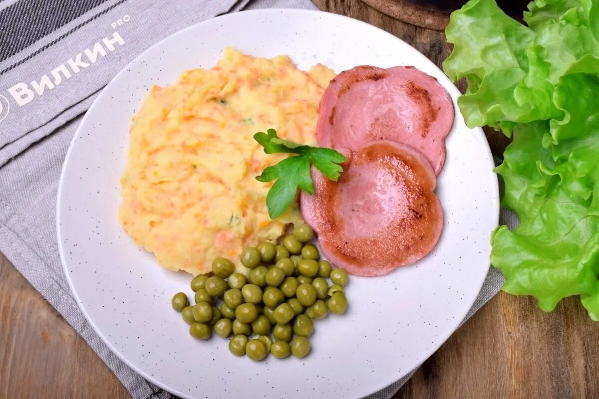 Картофельное пюре с колбасой. Пюре с колбасой. гарнир к сосискам. картофельное пюре с сосисками.
