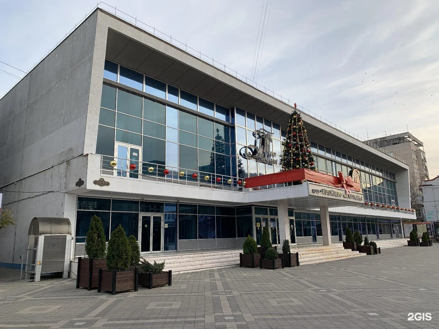 Красная 44. Театр премьера гатова краснодар. Краснодарский музыкальный театр им. Красная 44. Красная 44.