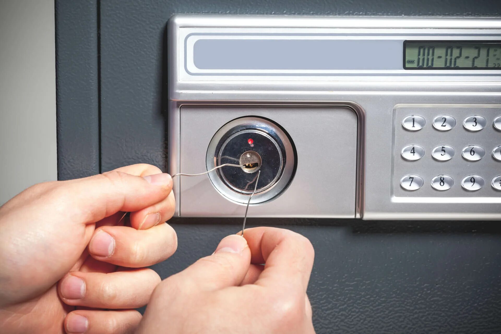 Руки safe. Вскрытие замков сейфов. Рука открывает сейф. Locksmith safe. Вскрытие сейфа фото.