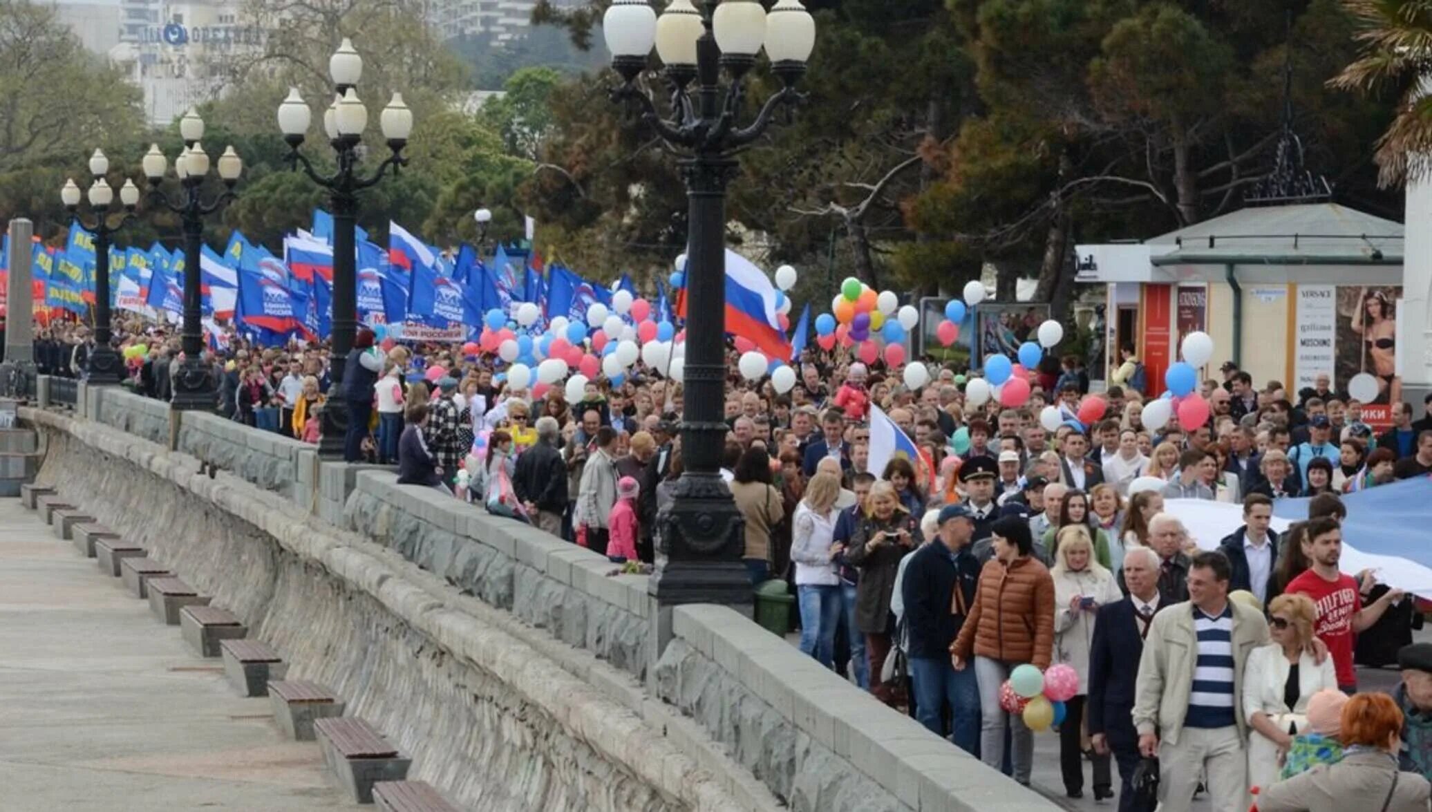 Срочные новости крым. Набережная Ялта 9 мая. Ялта в мае. Ялта празднование дня Победы. С праздником Крым.