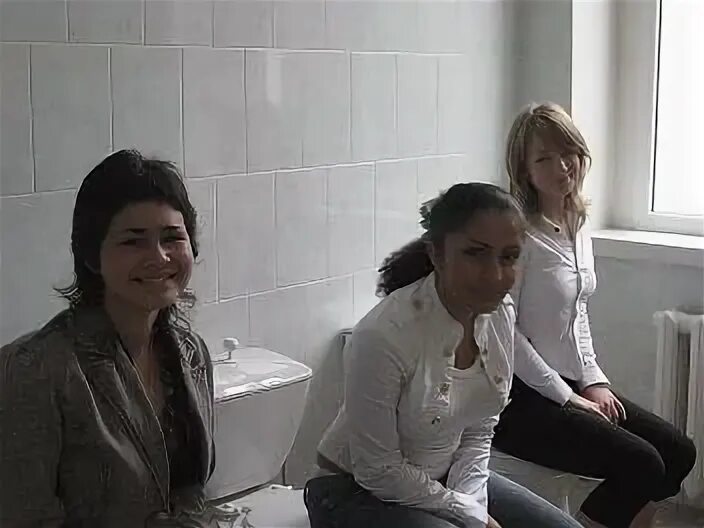 Ученики в школе туалеты. Школьный туалет девочек. Девушки в школьном туалете. В школьном туалете для девочек камера. Школьный туалет девочек в СССР.