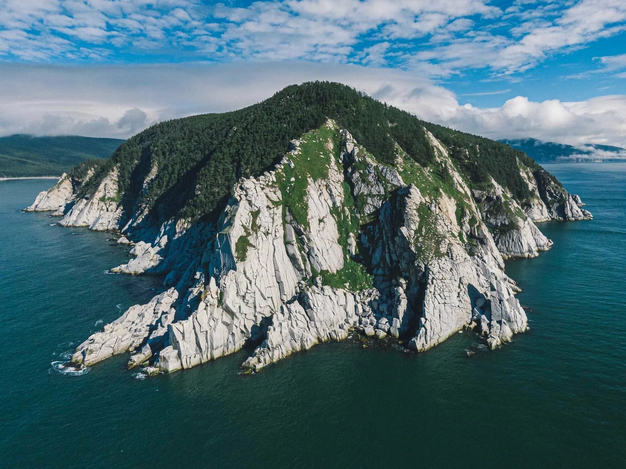 Архипелаг Шантарские острова. Шантары Шантарские острова. Шантарские острова Хабаровский край. Бухта Врангеля Шантарские острова. На далеком острове живут