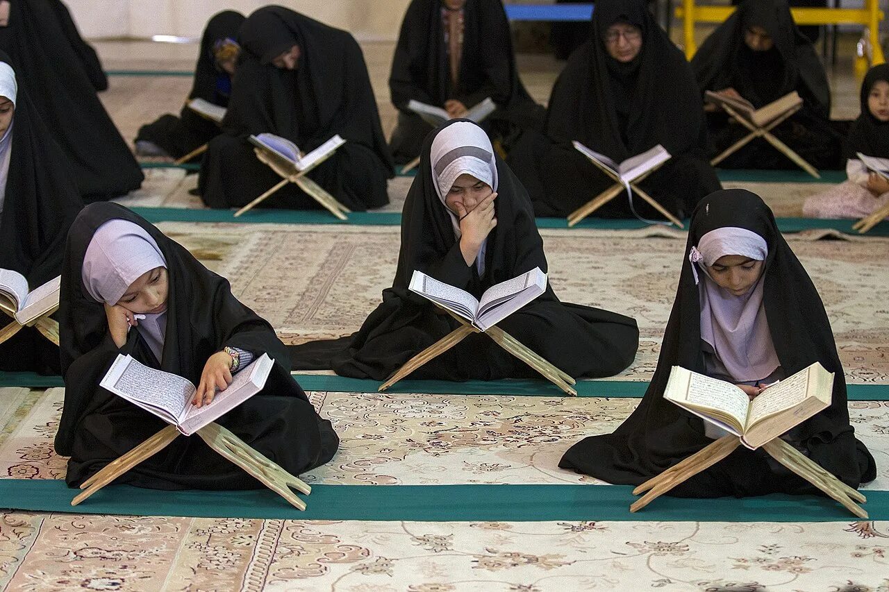 Коран. Чтение Корана девушки. Мусульманка читает Коран. Девушка читает Коран.