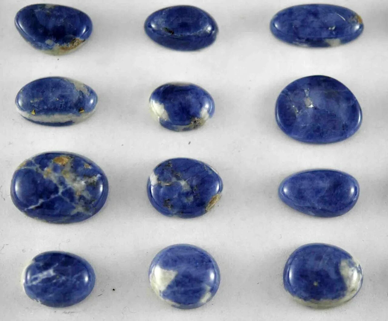 Лазурит и содалит отличия. Камень минерал содалит. Содалит камень магические. Содалит камень кому подходит по знаку. Содалит бадахшан.