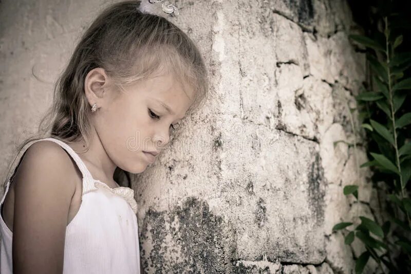 Маленькая девочка в парке. Девочка с медвежонком стоя. Фотосток девочка стоит играет. Грустная молодежь. Включи девочка стояла.