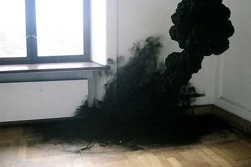 Видит черный дым. Дым из окна квартиры. Окно после пожара. Пыль на подоконнике.