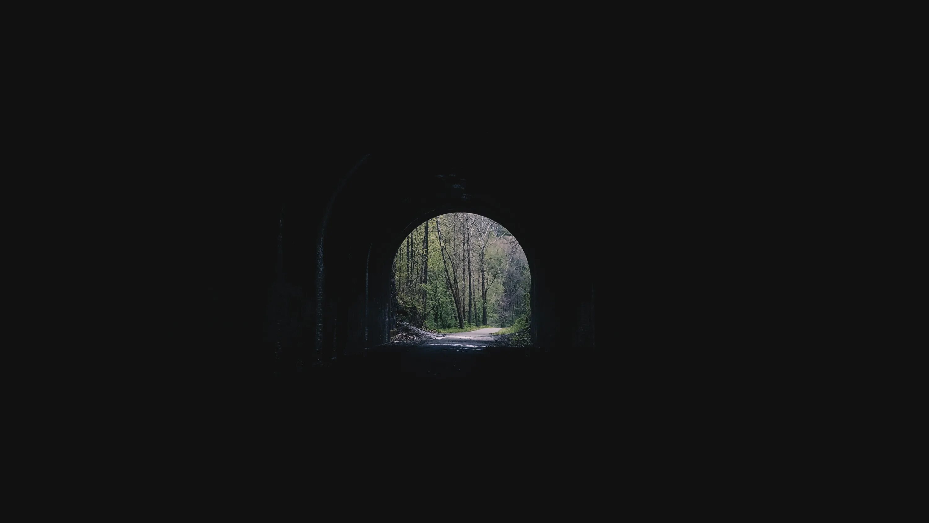 Темная арка. Свет в конце тоннеля. Арка тоннель. Тёмные аллеи обои. Интересный задний план темный.