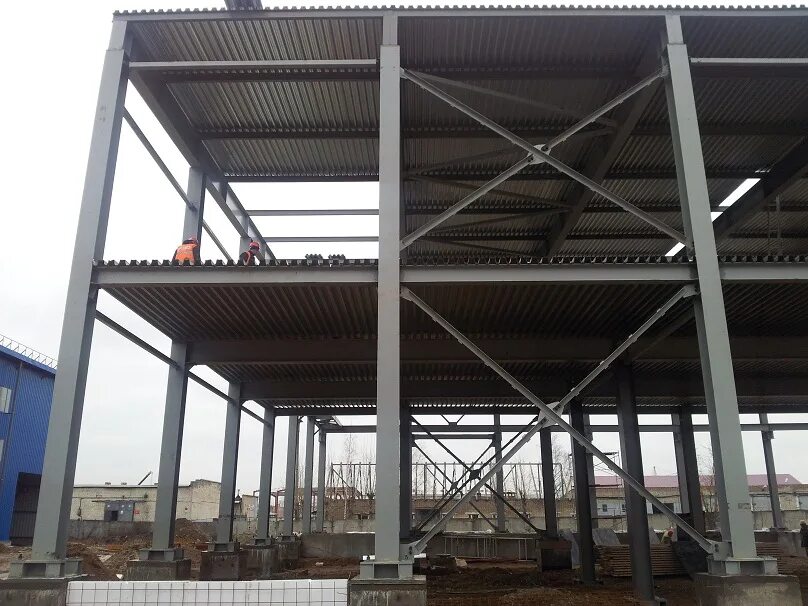 каркас ангара из двутавровых балок. металлические колонны связь. фермы, ригели, балки, прогоны. строительные металлические конструкции. раскрепление фермы из уголка 50х5.
