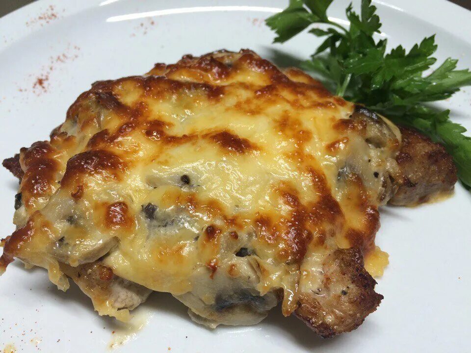 Готовить мясо с грибами в духовке. Эскалоп по милански. эскалоп с грибами. эскалоп из свинины с грибами и сыром. эскалоп с шампиньонами.