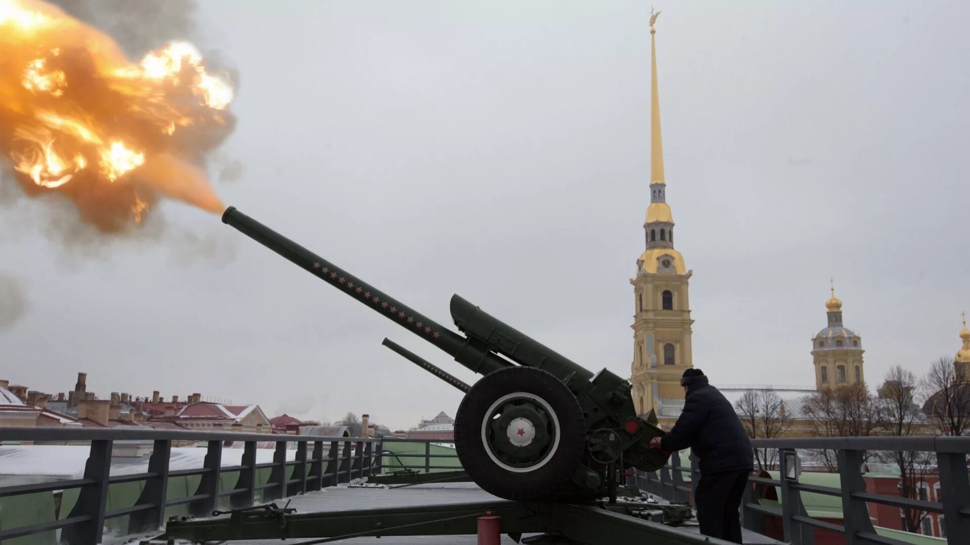 Не подпускать на пушечный выстрел значение фразеологизма. Пушки с нарышкина бастиона петропавловской крепости. выстрел из пушки на петропавловской крепости. полуденный выстрел с петропавловской крепости. выстрел пушки в петропавловской крепости.