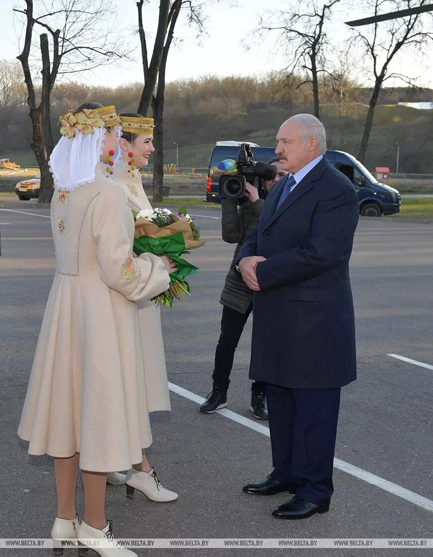 Последние главные новости беларусь. Лукашенко бабах. Лукашенко одежда. Лукашенко с девушками. Лукашенко в белорусской одежде.