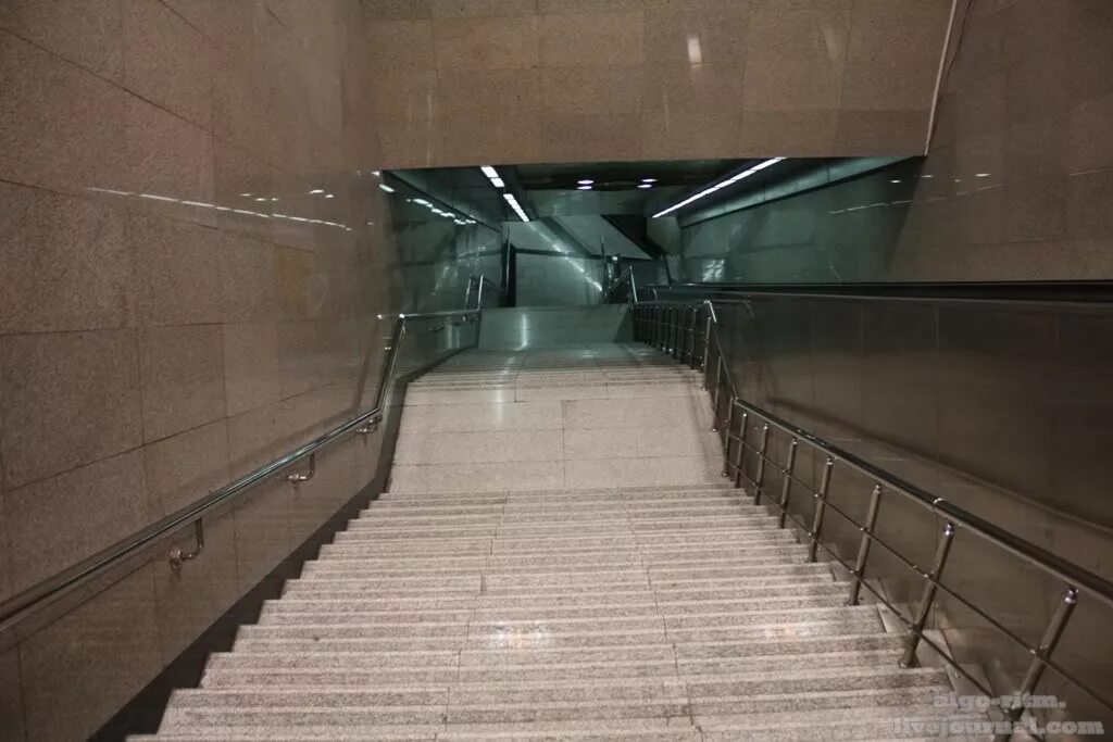 Чкаловская переход. Спуск в метро. Подземная лестница в метро. Переход в метро. Метро университет эскалатор.